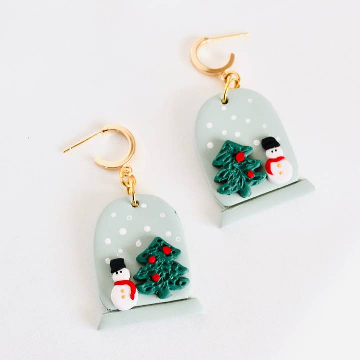 Boucles d'oreilles en argile en forme de boule à neige de Noël pour la vente par PERNAZ JEWEL