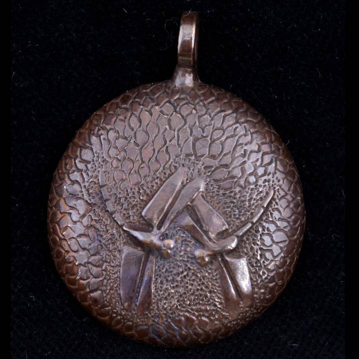 Dragonfly Disc vedhæng #1 af Bob Burkett i Bronze for engroshandel hos Tiger Tiger Beads LLC