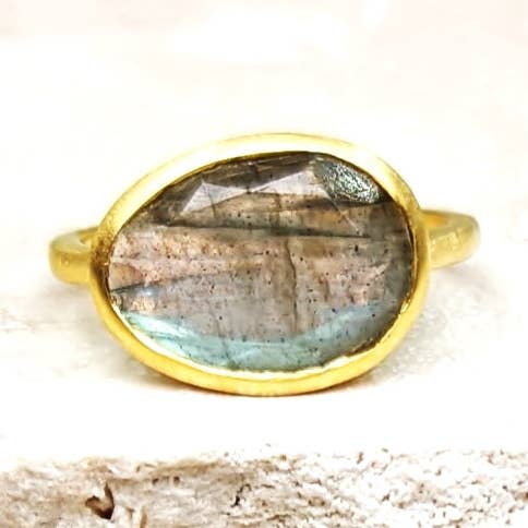 Anillo de plata de ley 925 chapado en oro cepillado facetado en forma aleatoria de labradorita plana para venta al por mayor de Tempest Designs