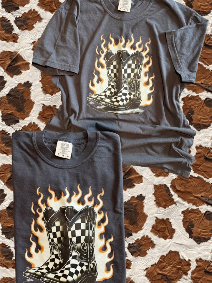 Hot Boots T-shirt voor wholesale door Cactus Creek Boutique