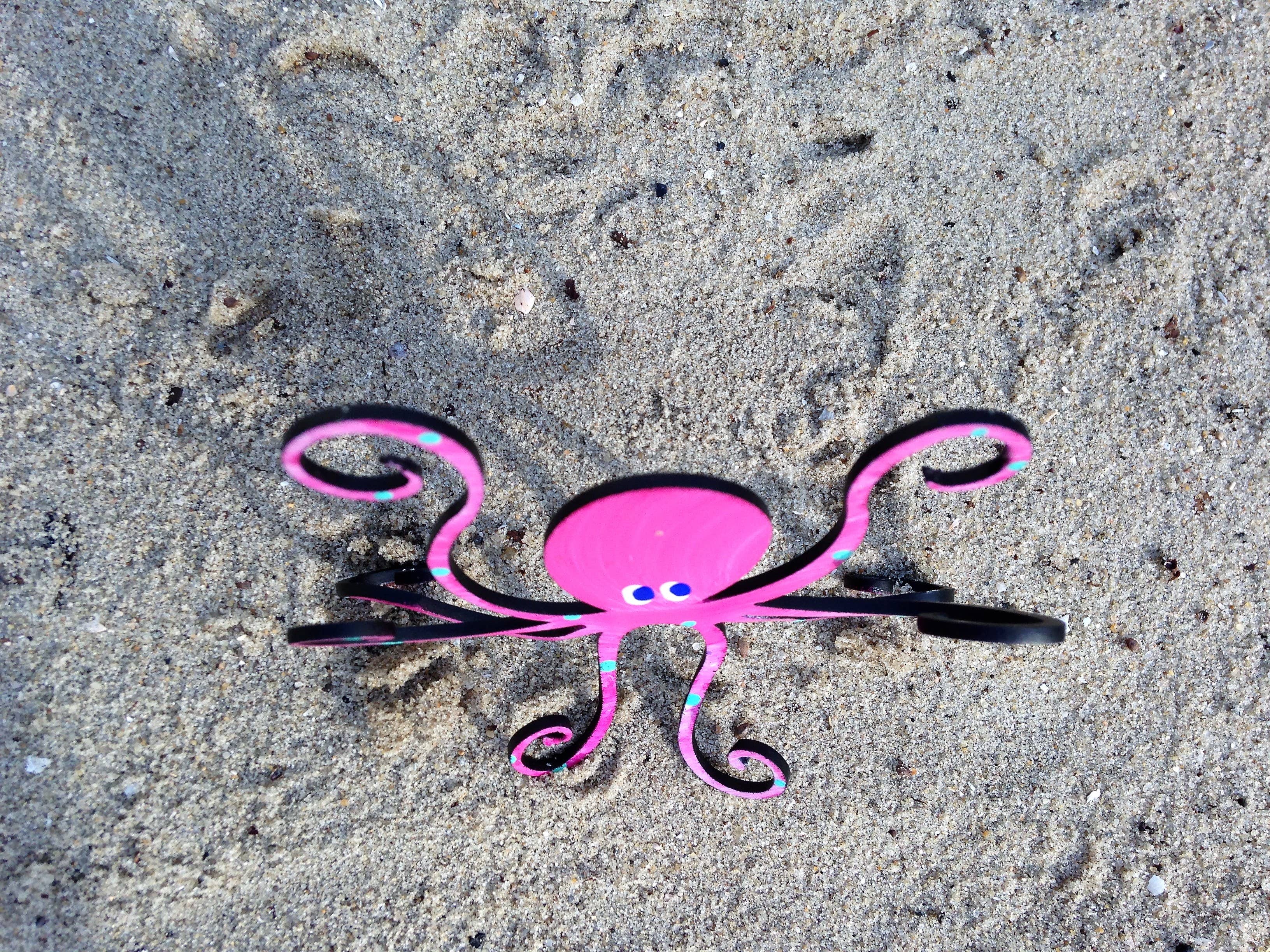 Octopus Adventure by Rebecca Duffy Bush – Großhandel Skulptur – Oktopus - handbemalte Skulptur in 3 Größen und 9 Farben9