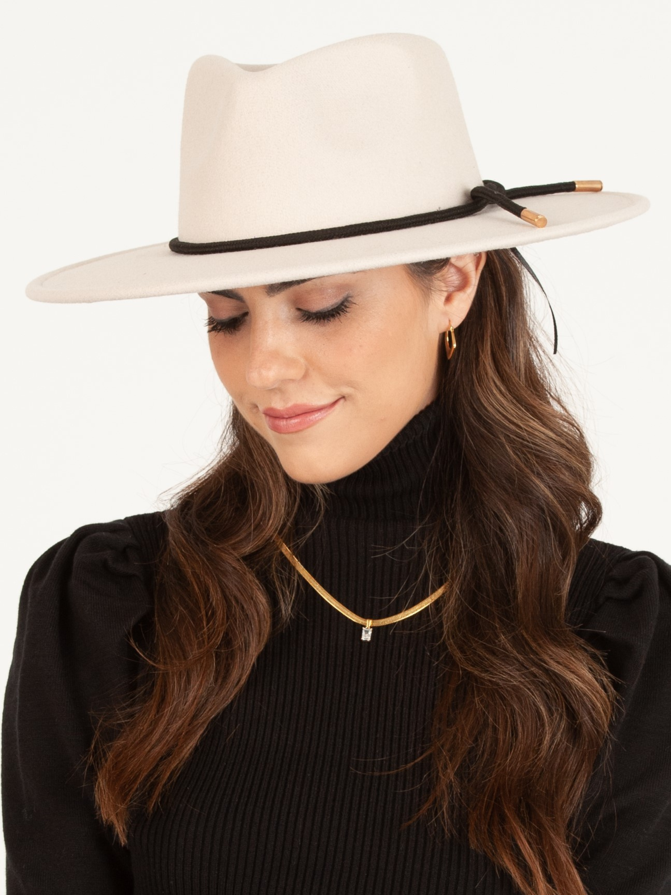 Lucca Couture – Fedora - Mulher por atacado – Chapéu de feltro vegano para mulher estilo rancher com ponta dourada e cordão preto3