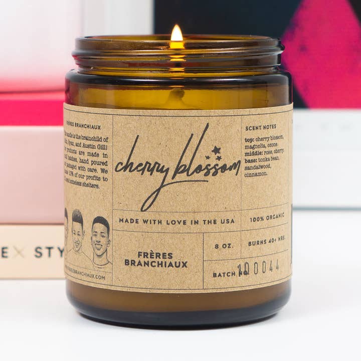 Candela con fiori di ciliegio per la vendita all'ingrosso da parte di Frères Branchiaux Candle Co.