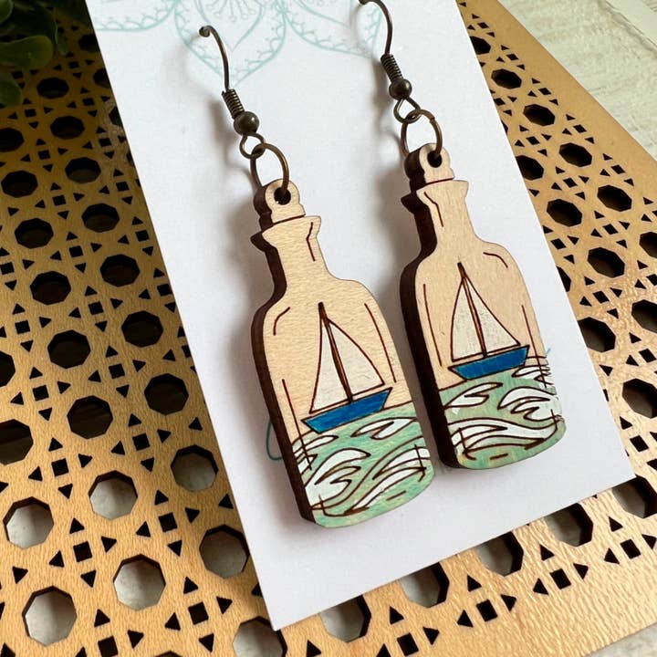 Strand handmålade lätta örhängen i lönnträ för wholesale av Seasideblooms