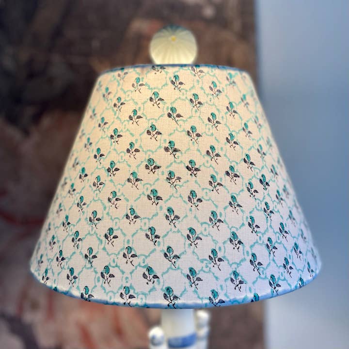 Olive and Limpet – Abajur por atacado – Pequeno Abajur Cônico com Estampa Indiana em Bloco – Padrão Azul-Esverdeado de Treliça e Buta1