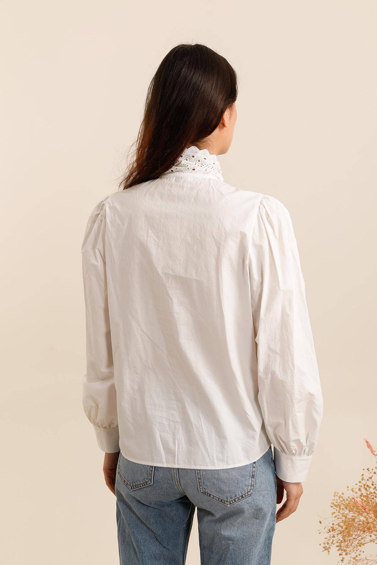 Vit 31950 BLOUSE MED LAVALLIEREKRAGE för wholesale på Faire4