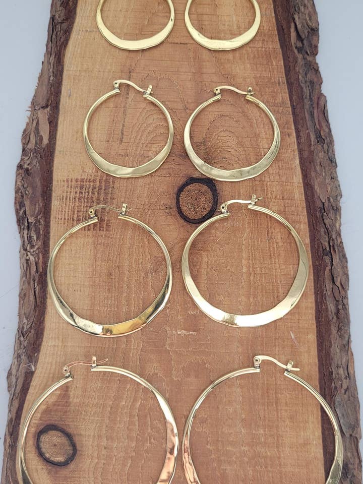 Orecchini a cerchio martellati in ottone con spedizione gratuita nel Regno Unito per la vendita all'ingrosso da parte di Laboheme