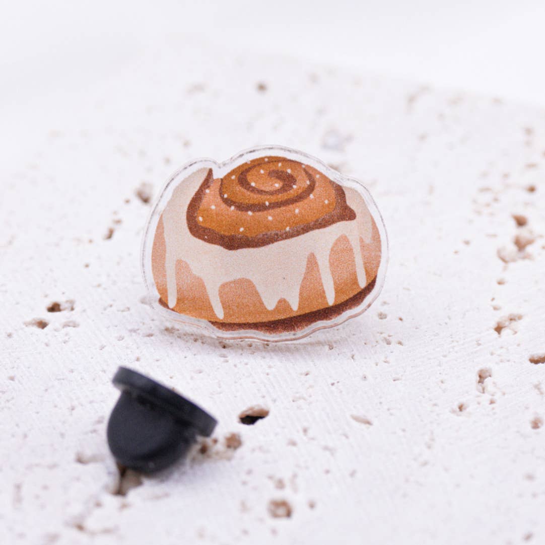 Tilda&Theo - Wholesale Lapel Pin/Button - Pin Cinnamon Roll Kanelbulle Acrylic - Gift Sweden Skandi