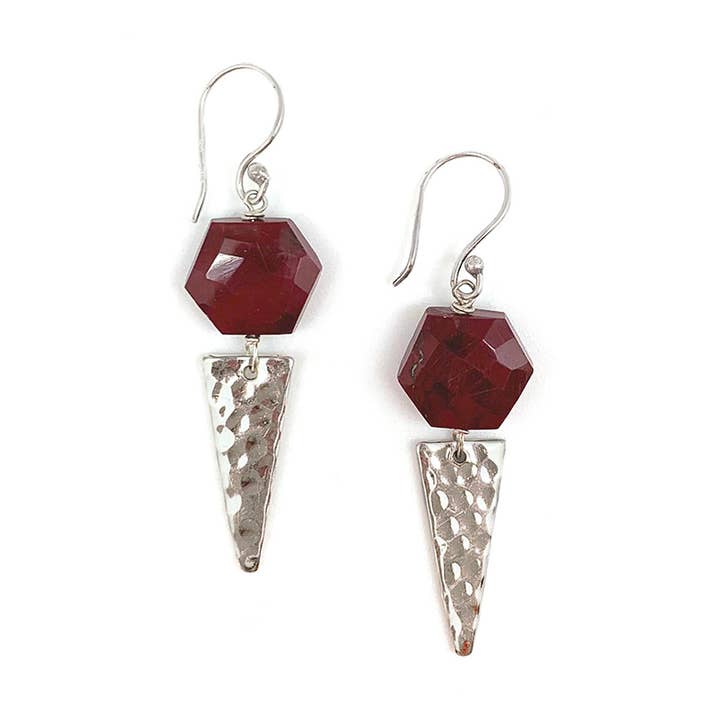 Anju Jewelry - Vente Boucles d'oreilles pendantes - Boucles d'oreilles Akriti en argent et mookite à facettes de taille moyenne0