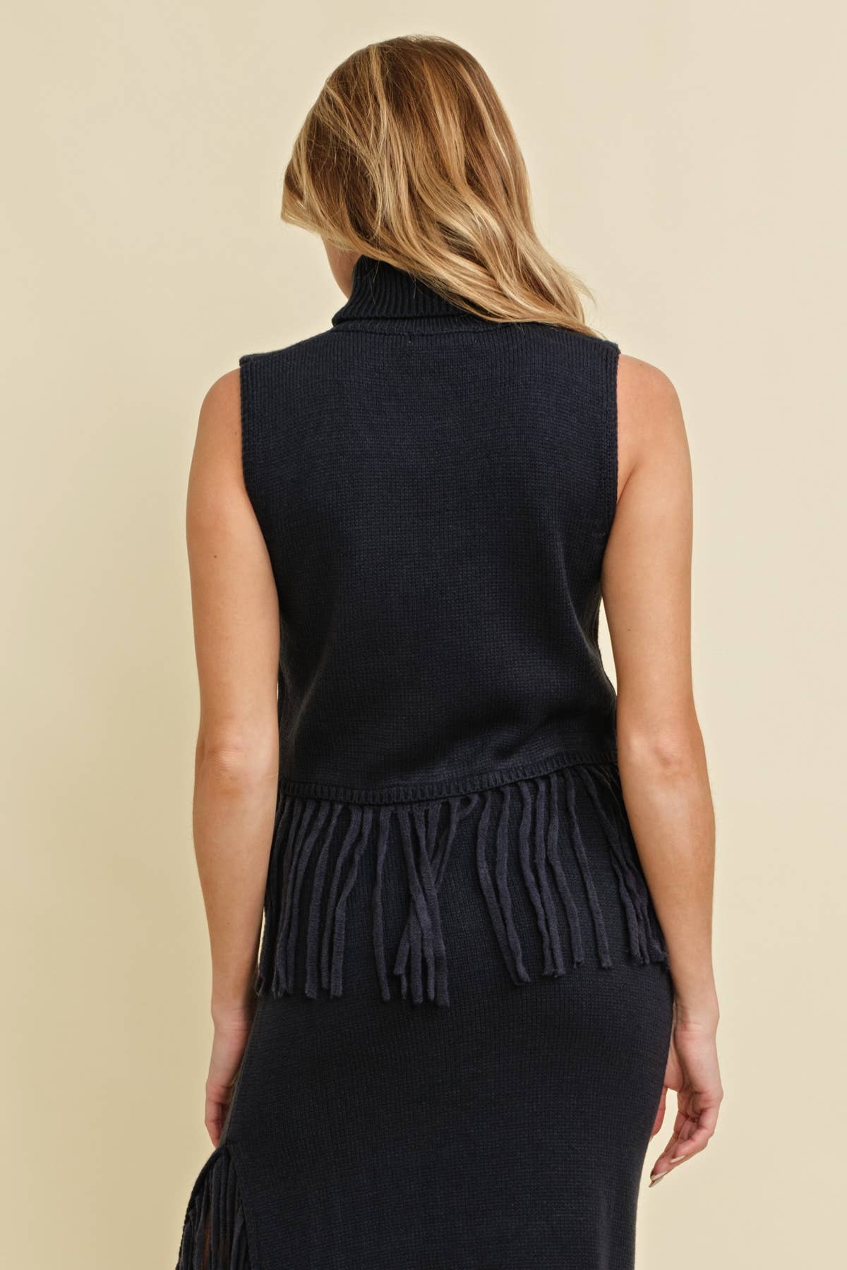 Cloud Ten - Vente Pull en maille – femme - CSW12054 - PULL COURT SANS MANCHES À COL ROULÉ ET OURLET FRANGÉ2