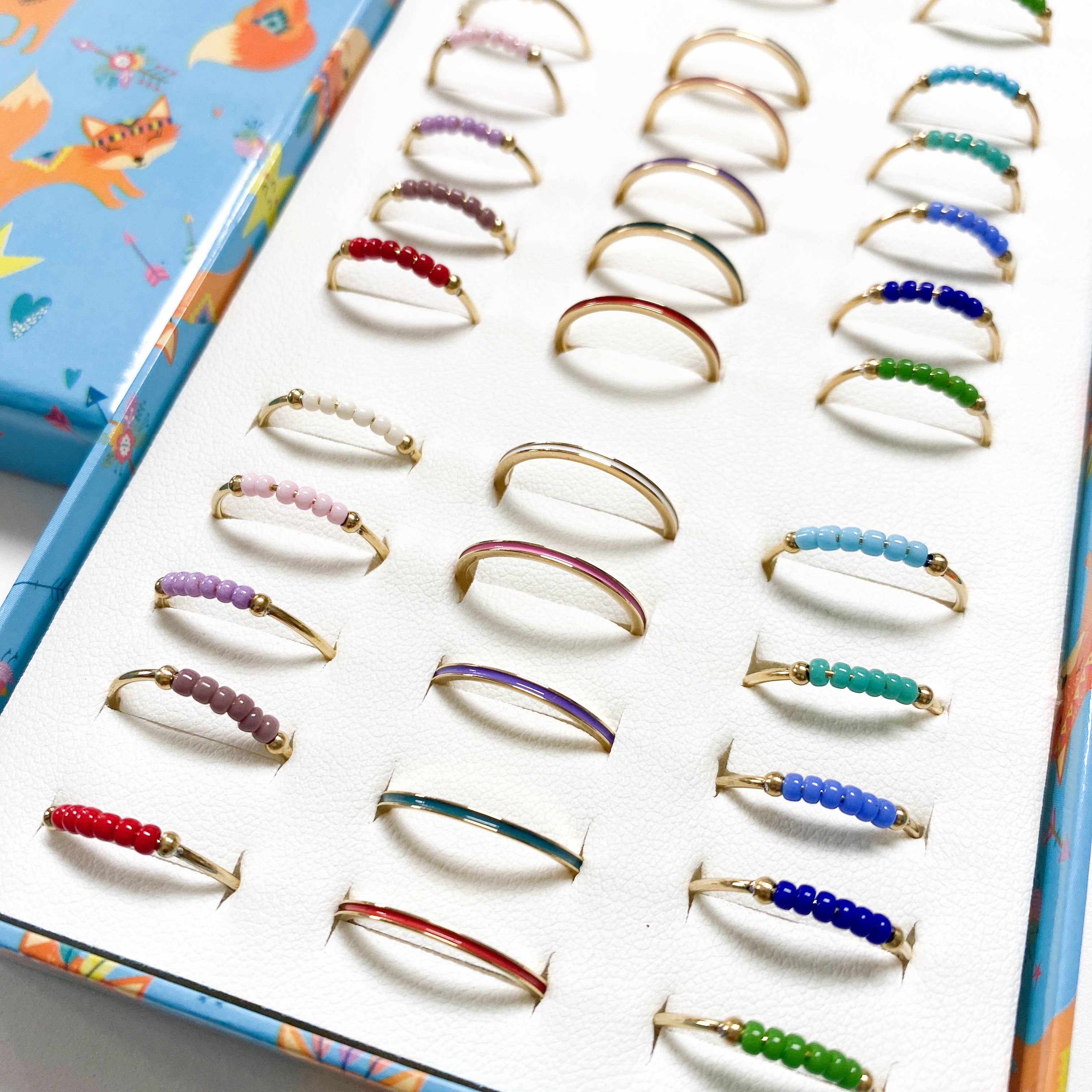 Charmin's Ringen – Anel de banda por atacado – Charmin's Ringen KIDZ - 45 anéis infantis coloridos em caixa para exposição, aço banhado a ouro, tamanhos 13, 14 e 152