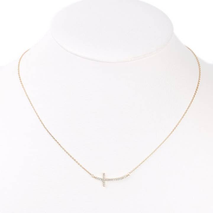 Moderna collana a croce laterale color argento o oro per la vendita all'ingrosso da parte di United Elegance