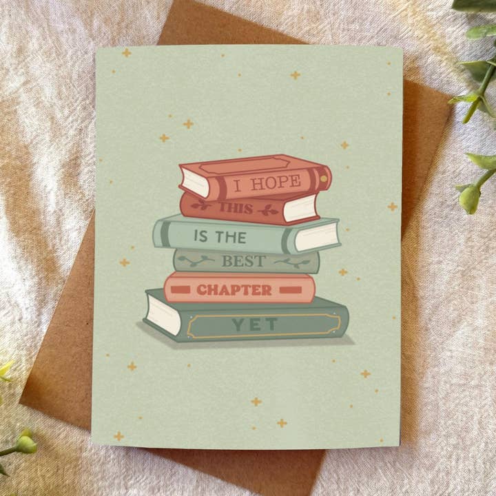 Biglietto di Auguri di Compleanno per Amanti dei Libri "Il Miglior Capitolo Finora" per la vendita all'ingrosso da parte di Desert Light Co.