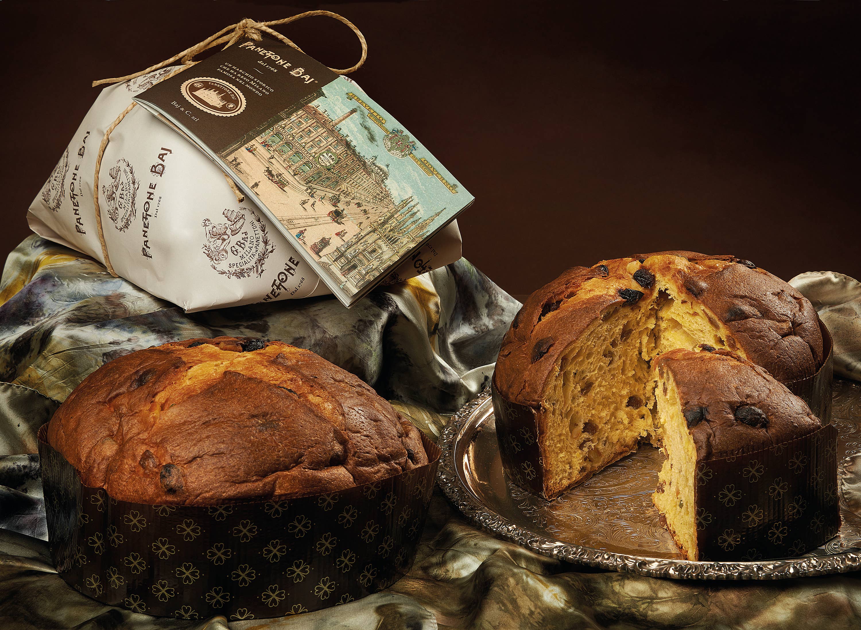 Baj  - Dal 1768 – Großhandel Kuchen – BAJ 1768 - 1 kg Panettone mit historischer Broschüre, handverpackt2