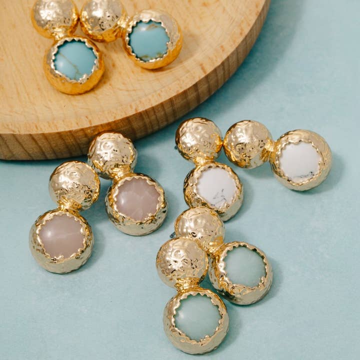 Orecchini pendenti con cupola martellata e pietra. per la vendita all'ingrosso da parte di The Looks by Fame Accessories