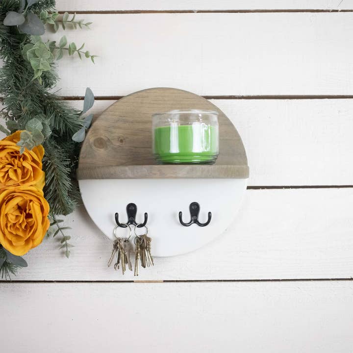 Étagère Minimaliste Ronde avec Porte-clés, Porte-clés et Étagère Unique pour la vente par The McGarvey Workshop
