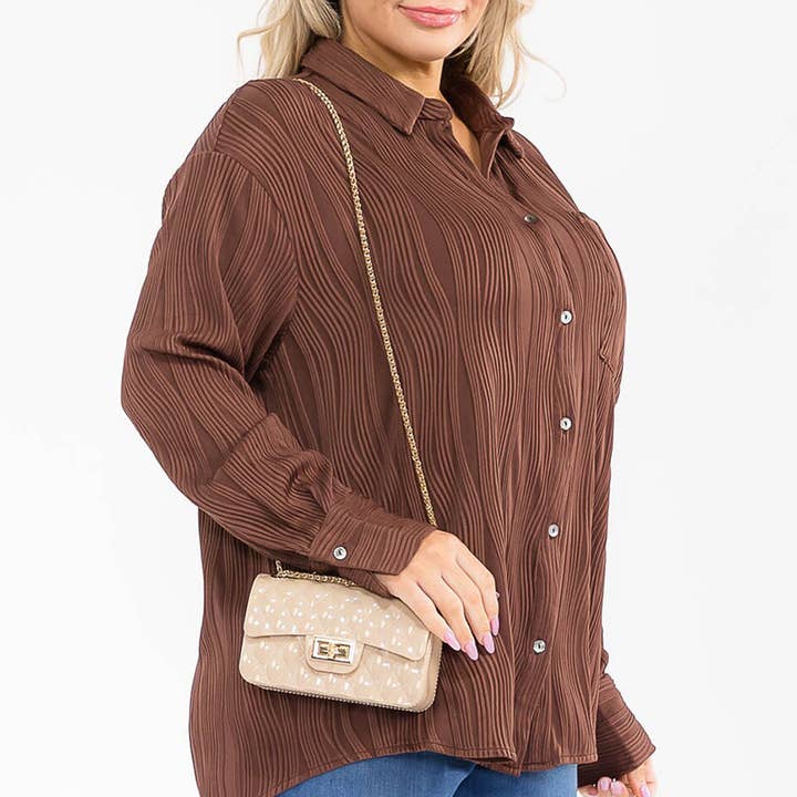 T21412P- Chemise à boutons plissée à vagues grande taille pour la vente par IWT Brands