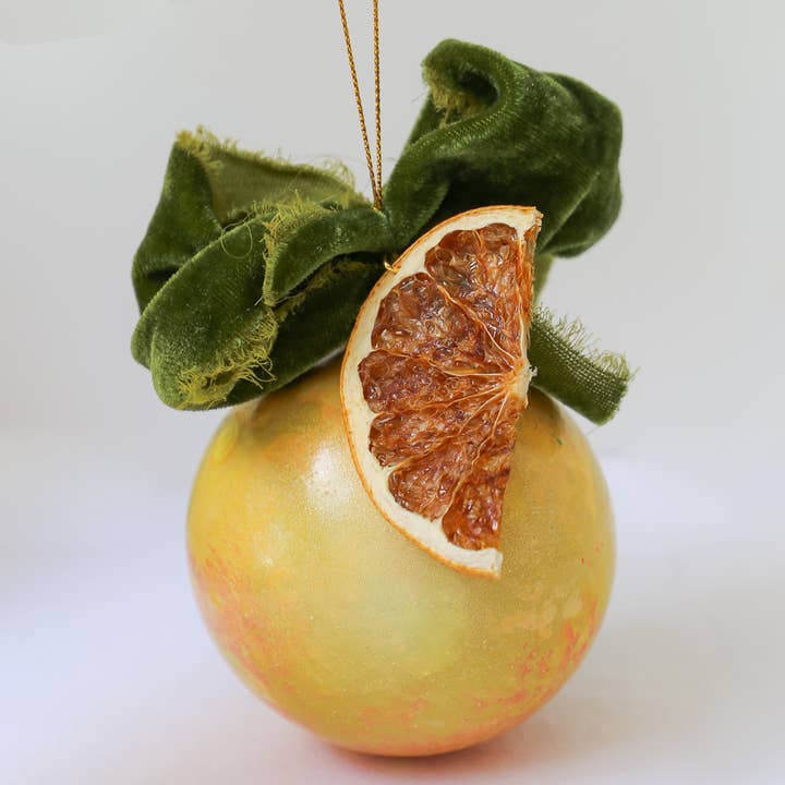 Décoration peinte en mousse et écorce de pamplemousse | Peint à la main pour la vente par Kristin Cronic Studio