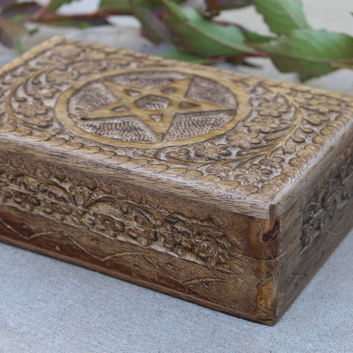 Scatola di legno intagliata a mano con stella pentagramma per la vendita all'ingrosso da parte di Lungta Imports