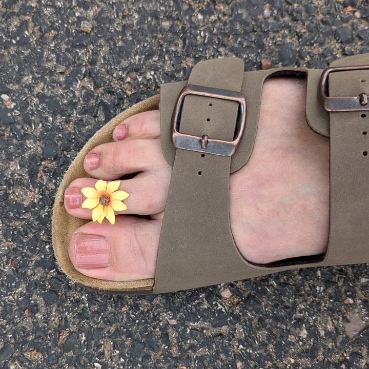 Toe Ring - Blomsterpakke med solsikke og overraskelsestå for engroshandel hos Wyoming Creative x Toe Flowers