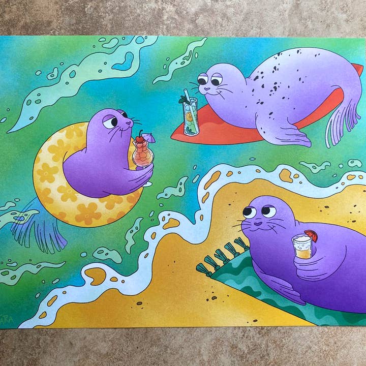 Impression artistique sur des phoques relaxants | Décoration esthétique de plage tropicale pour la vente par Tara Sullivan