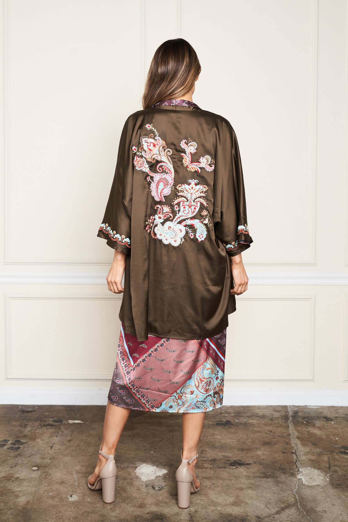 Olive 5612-MAK Vändbar Satinbroderad Kimono för wholesale på Faire