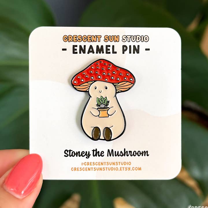 Épinglette en émail Plant Lover en forme de champignon, insigne de revers, épingle à lanière pour la vente par Crescent Sun Studio