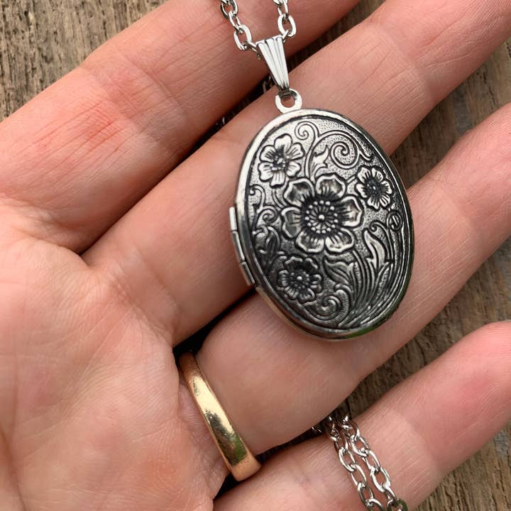 Urbanfarmergirls - Wholesale Locket Necklace - Vintage Style Antiqued Silver Locket Filled With Solid Perfu6