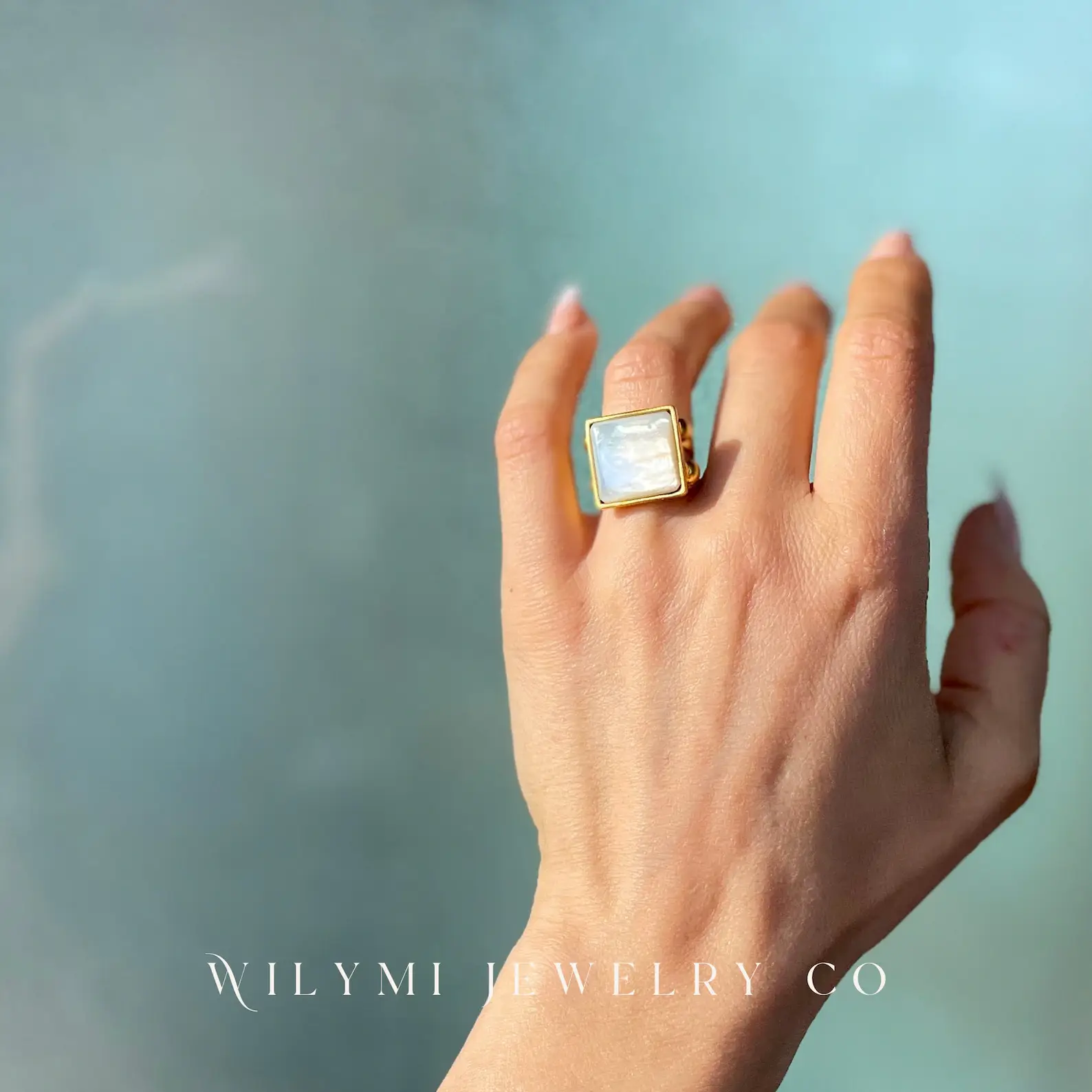 WILYMI Jewelry Co – Großhandel Cocktail-/Statement-Ring – Verstellbarer Ring mit Perlmuttquadrat 15 mm | Vergoldet1