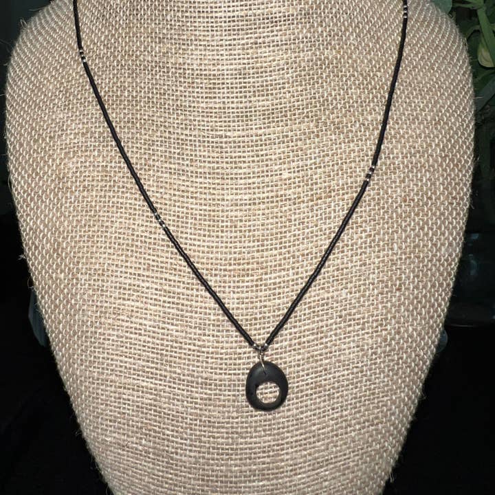 Colgante de Piedra Negra con Cuentas Negras y Plateadas Collar de 18" para venta al por mayor de Betsy Bauer Studio