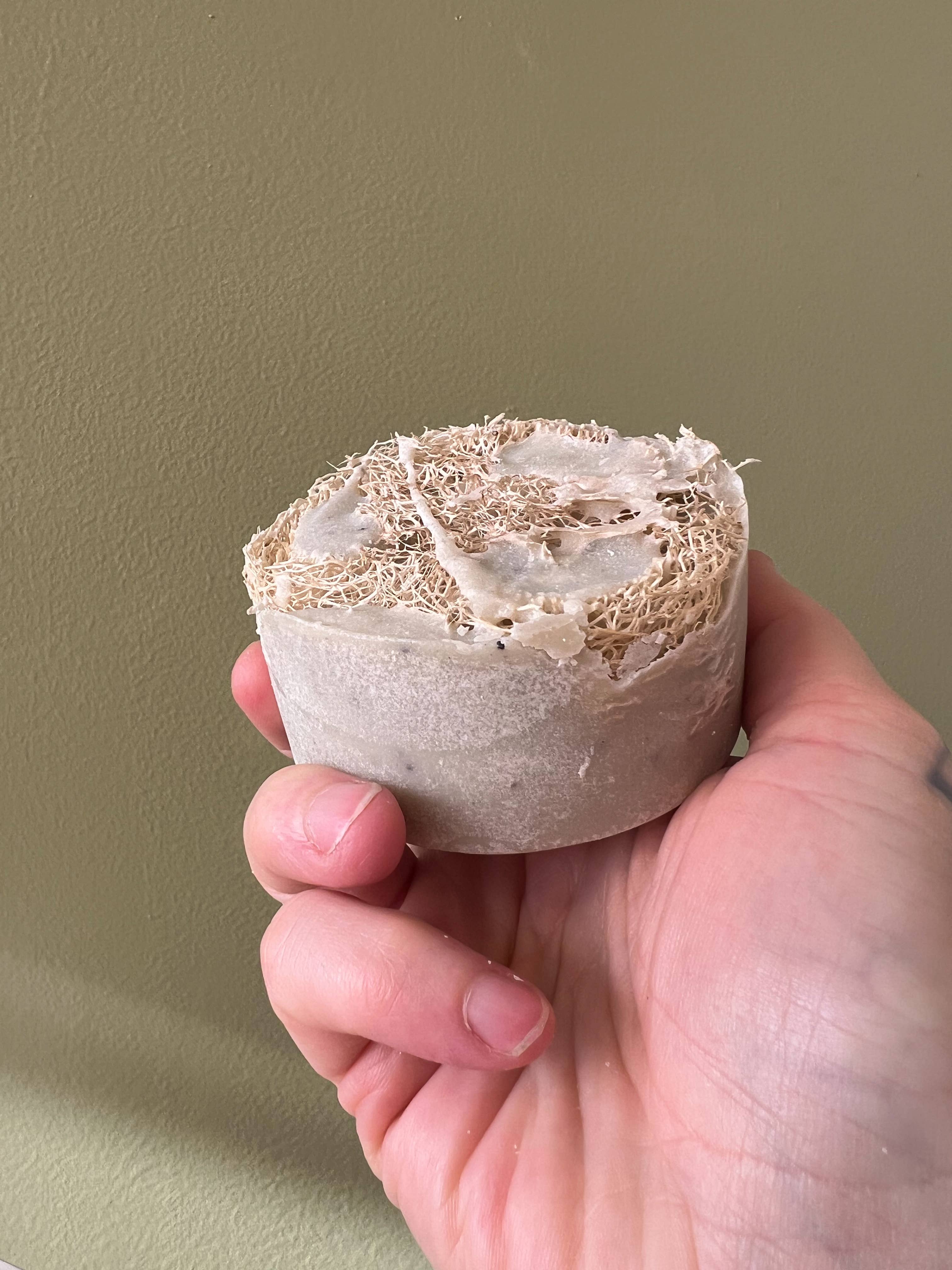 The Ash House Soap Studio - Vente Pains de savon - Savon sans palmier à la menthe avec pierre ponce et graines de pavot2