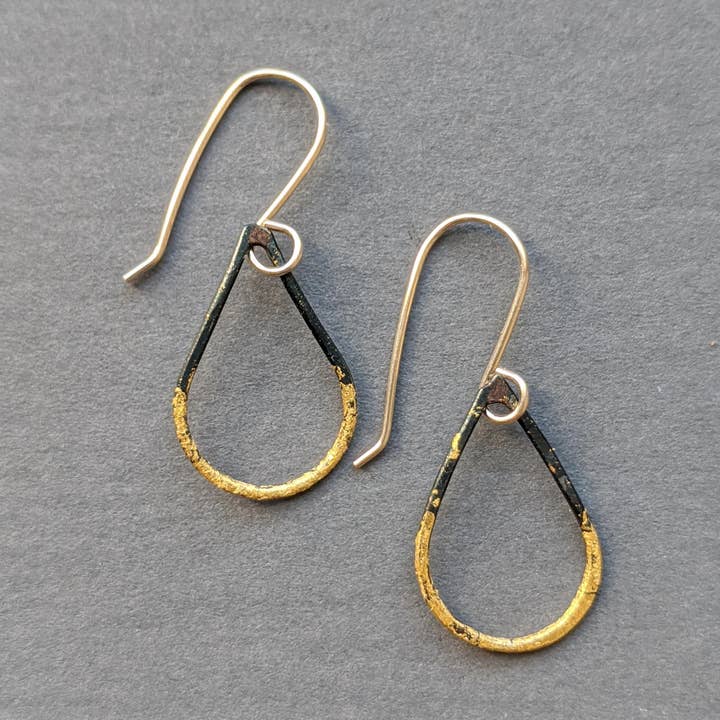 Kleine Ohrringe in Tropfenform aus Stahl und Gold für den Großhandel von Metamorphosis Metals