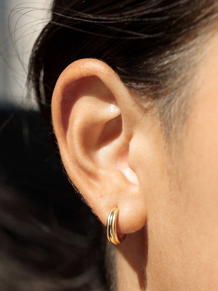 Petites créoles Huggie Stepped - Kaiaka pour la vente par Ke Aloha Jewelry