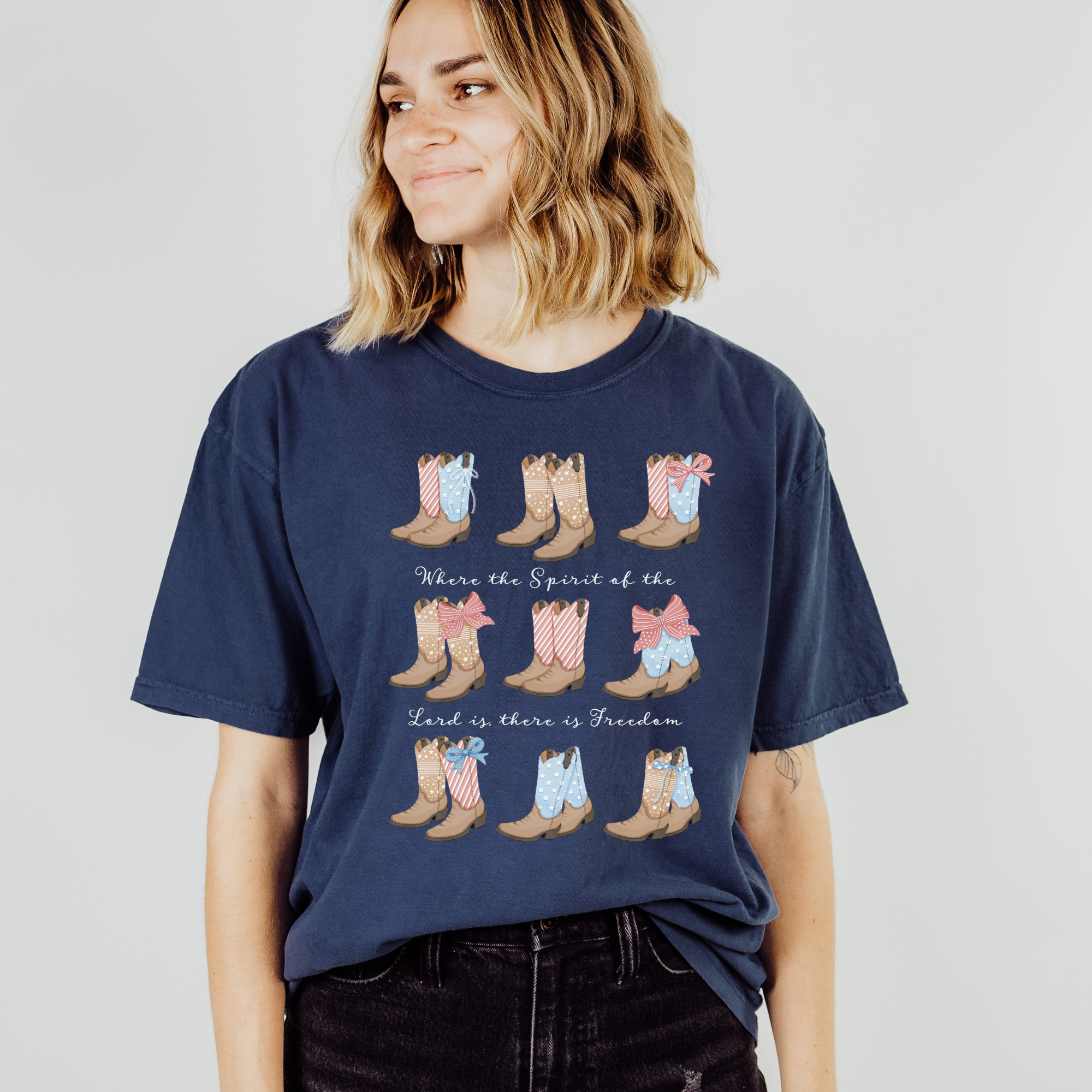 Scripted Pearl - Vente T-shirt sérigraphié – femme - T-shirt chrétien Comfort Colors avec bottes de cowboy patriotiques9