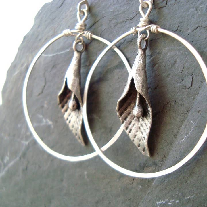Pendientes de aro de plata Calla Lily Joyas de flores para venta al por mayor de Fuchsia Bloom Studio