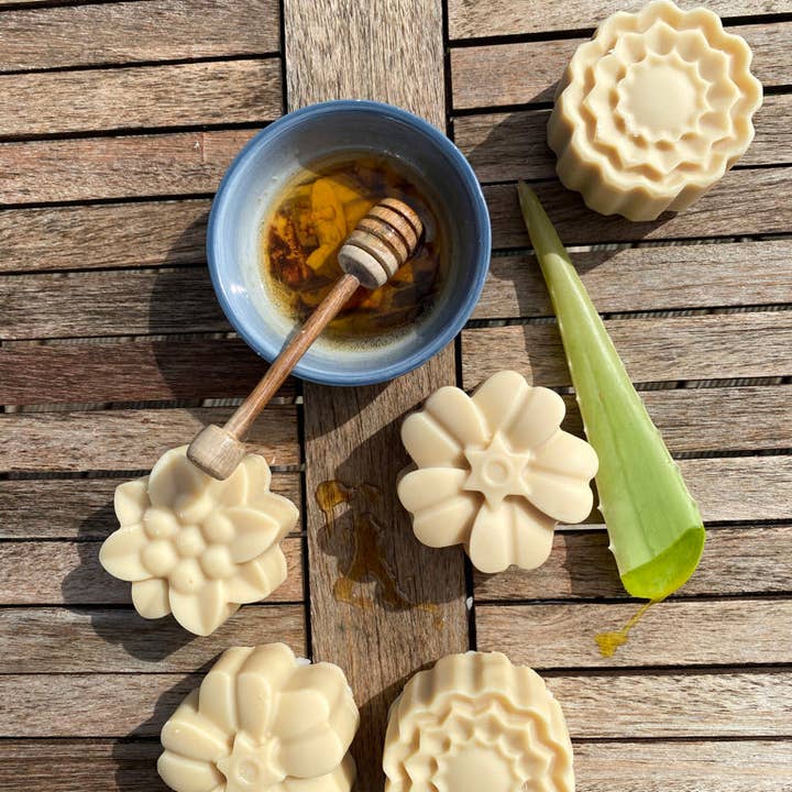 Cinnamon Quills - Wholesale Shampoo Puck/Solid Shampoo - Solid Shampoo Bar - Manuka Honey & Goat’s Milk