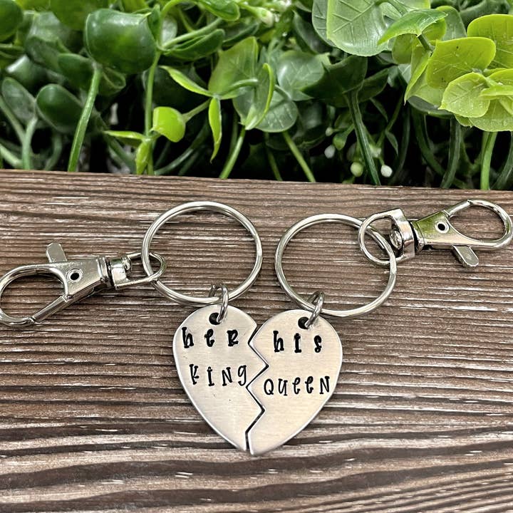 Ensemble porte-clés estampillé à la main Her King His Queen Cadeau pour petit ami Saint-Valentin pour la vente par Handmade by Marlayna