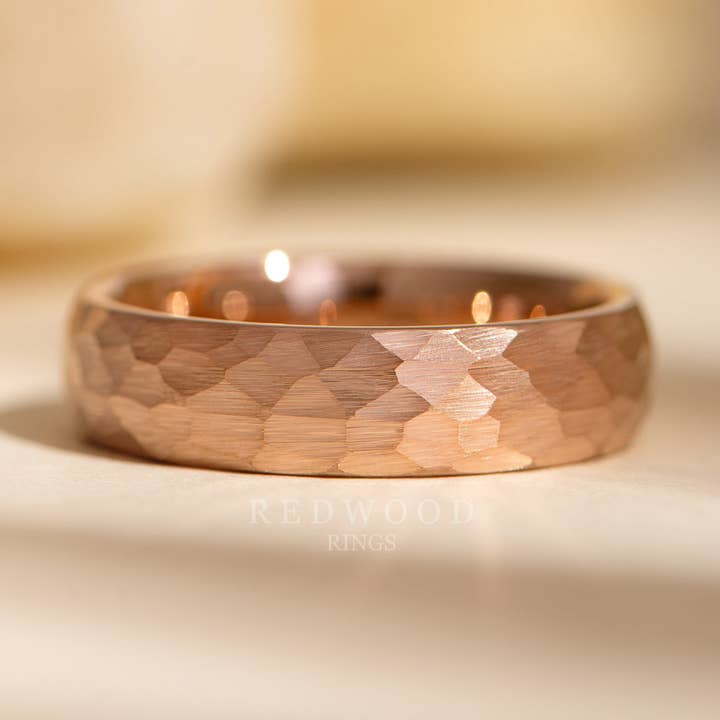 Anillo de tungsteno de oro rosa, acabado martillado, 6 mm para venta al por mayor de Redwood Rings