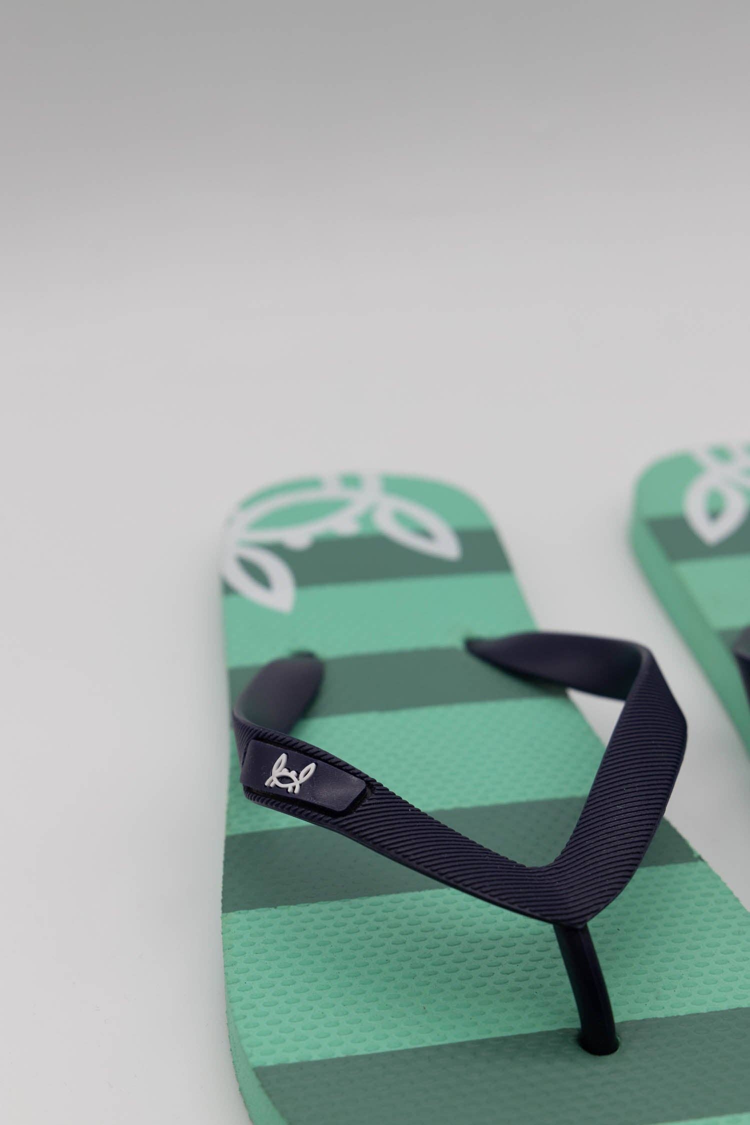 Custi Mikelo: Men's Clothing & Christmas Gifts – Großhandel Flip-Flops – Unisex – Grüne Streifen Flip-Flops5