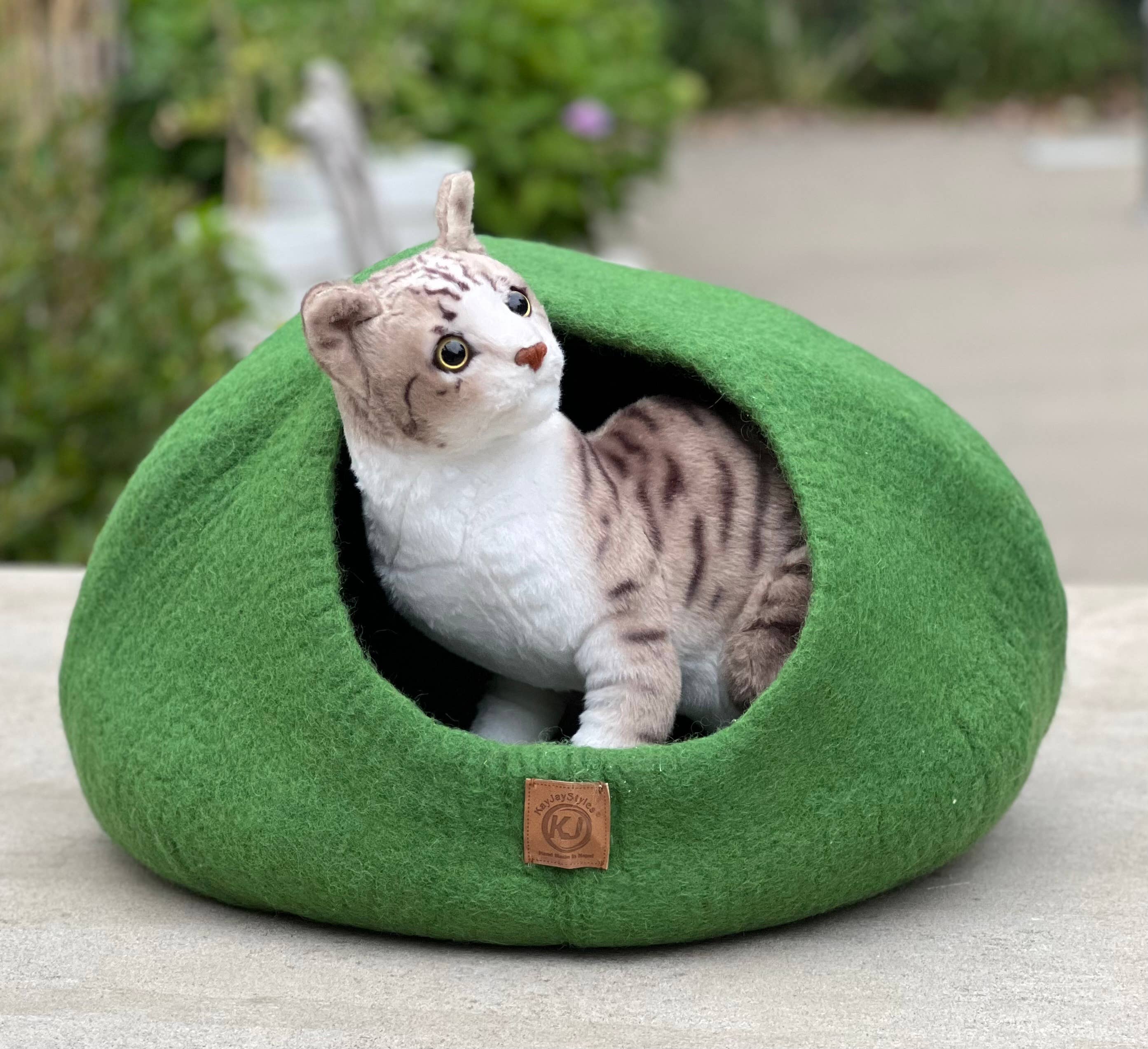 Lungta Imports - Wholesale Pet Cave - Cat/Dog - Hand Made Felt Wool Cat Cave / Cat Bed / Warm Cat House (Cop19