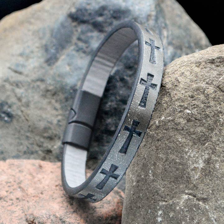 Bracelet Eden Merry - Croix Grise Estampée pour la vente par Eden Merry Jewelry by James Lawrence