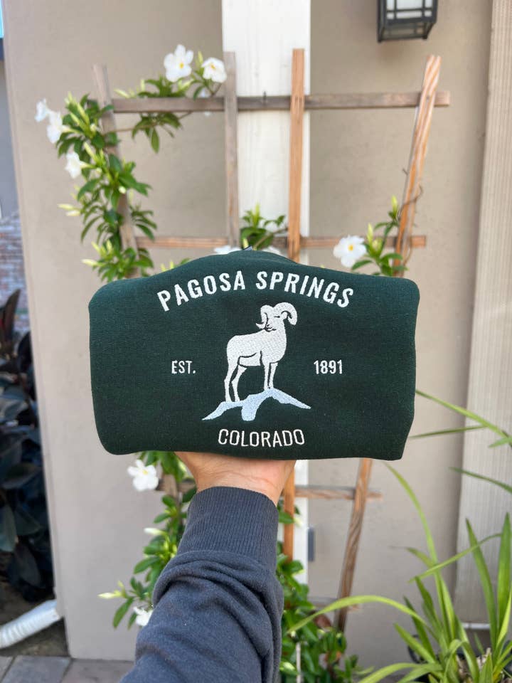 Felpa ricamata Pagosa Springs, Colorado per la vendita all'ingrosso da parte di Poppy Bloem