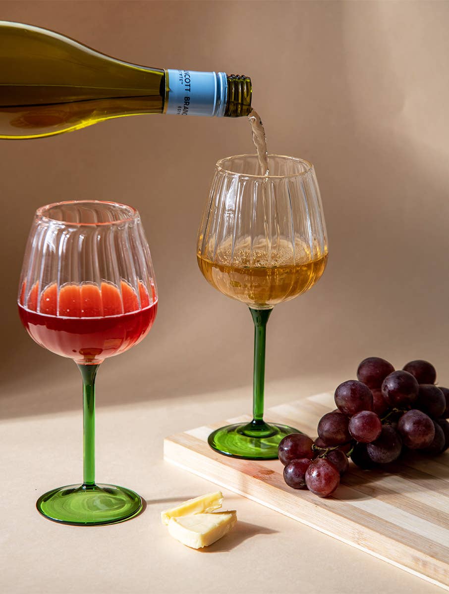 Casa Amarosa - Vendita all'ingrosso Bicchieri da vino - Bicchiere da vino a calice scanalato con stelo verde, 6,4 x 10,2 x 20,3 cm1