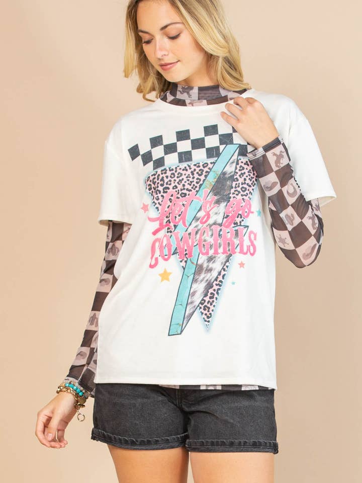 AV1205-ABBY LET'S GO COWGIRLS GRAFISK KORTÆRMET T-SHIRT for engroshandel hos Avery