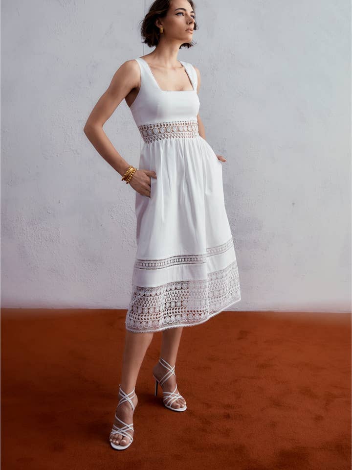 Robe midi en coton Lyra avec détails en dentelle et marguerites pour la vente par Rowley Hesselballe London