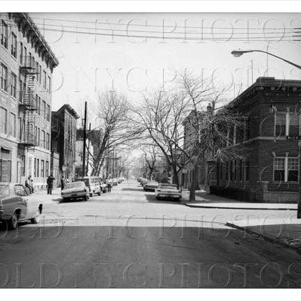 Belmont Avenue, orientada al este, Millen Avenue East, Nueva York, 1965 para venta al por mayor de Old NYC Photos