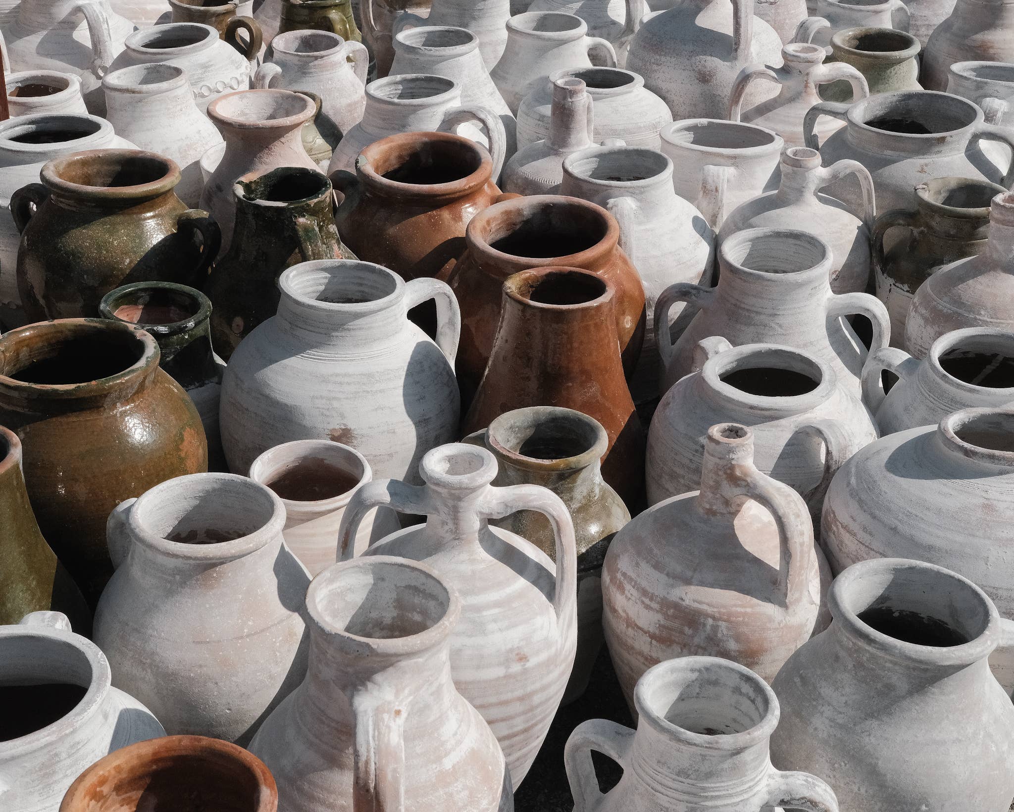Golden Oldies Antiques - Vente Urnes - Urne en terre cuite patinée blanc vieilli0