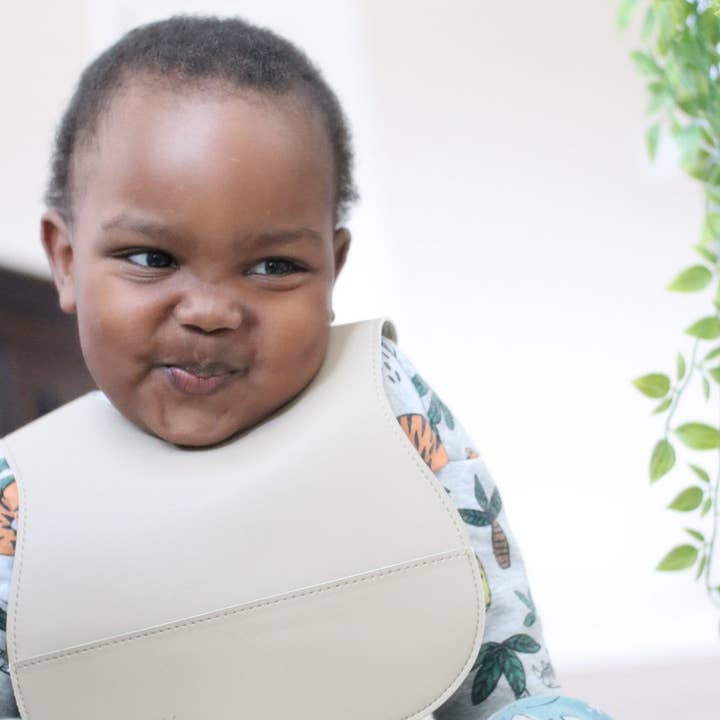 Bavoir en cuir végétalien pour la vente par YUUMA