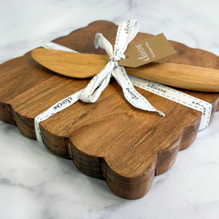 etúHOME - Wholesale Cutting Board - Small Square Scalloped Cutting Board with Spreader