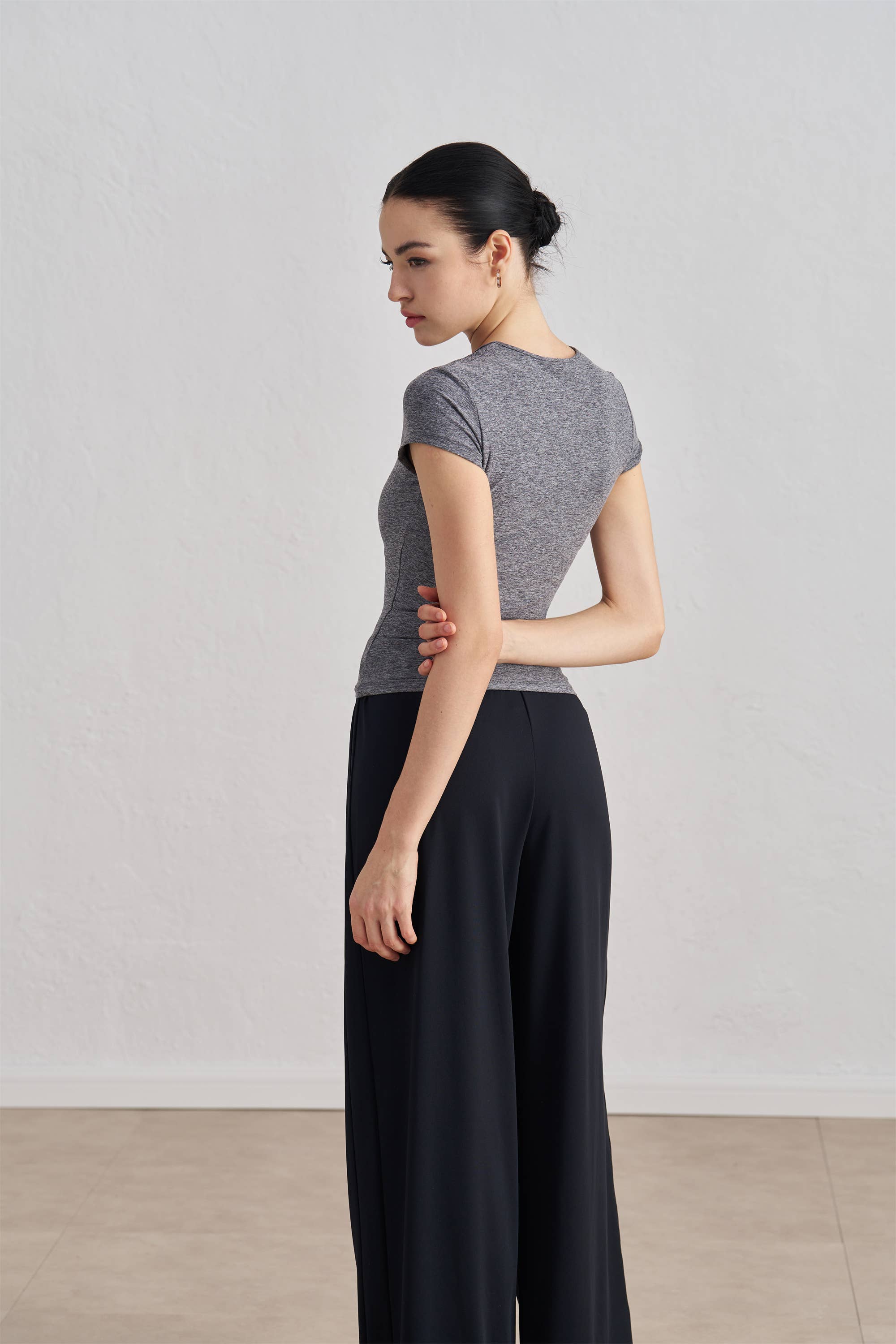 91thelabel - Vente Haut de sport – femme - T-shirt de sport sculpté à col rond et manches courtes Tessa7